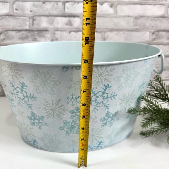 Mainstays Blue Snowflake Christmas Holiday Metal Oval Bucket With Handles - NWT - Picture 10 of 12